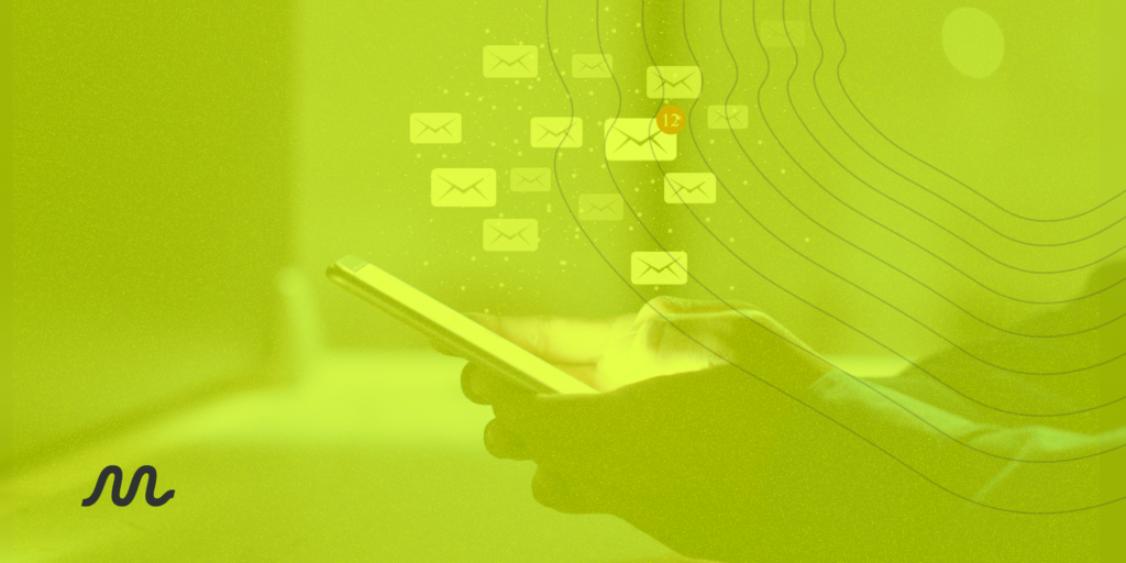 Notificações de email a aparecer num smartphone, representando estratégias de email marketing B2B.