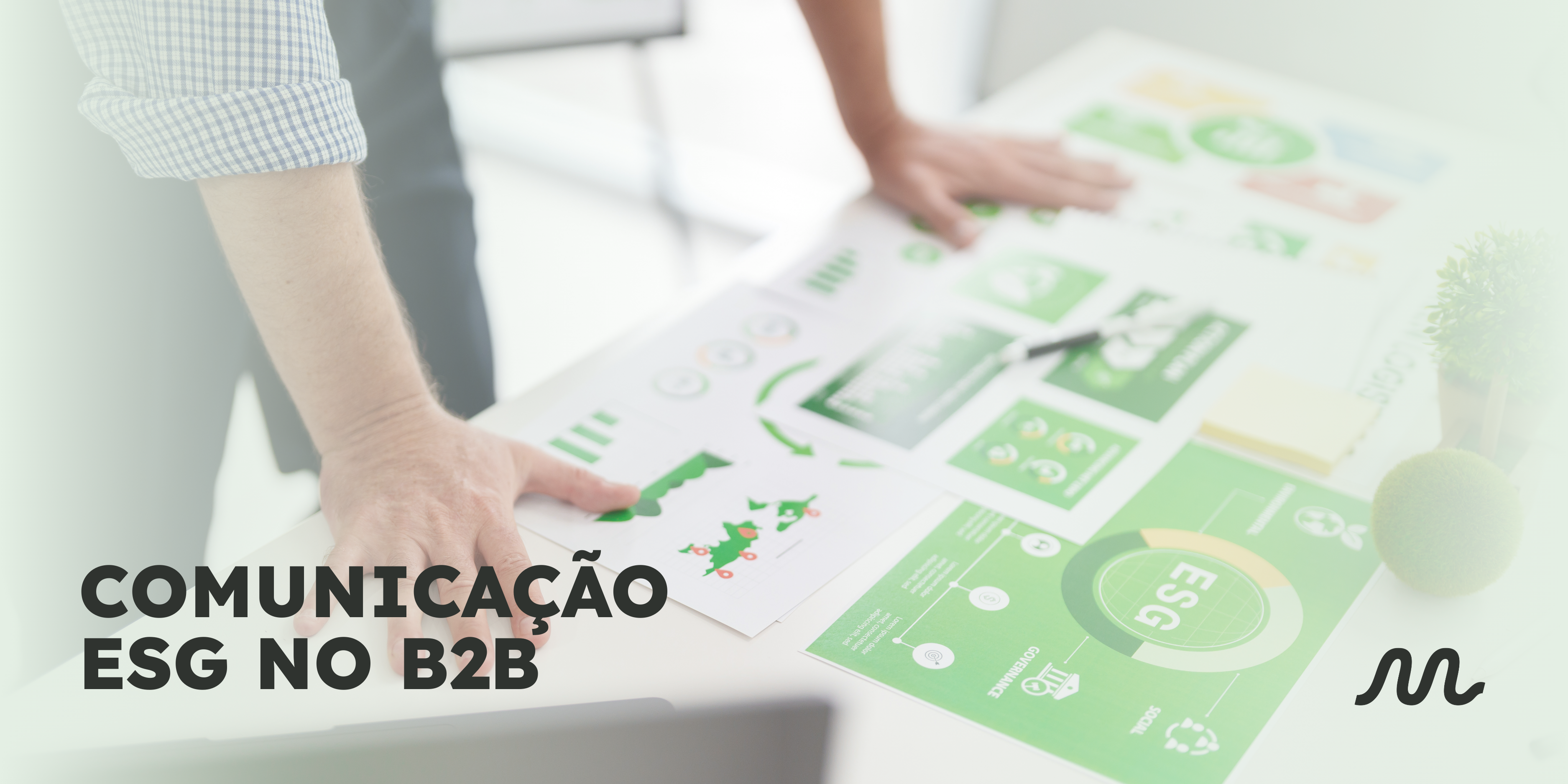Pessoa a analisar relatórios e gráficos sobre ESG numa mesa de trabalho, representando a importância da sustentabilidade e governança no contexto empresarial.