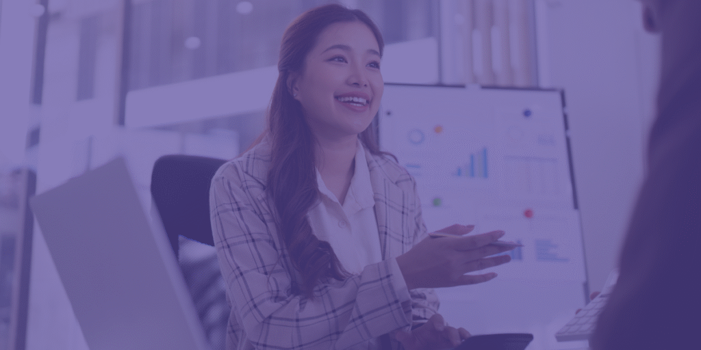 Profissional de marketing a analisar dados e a discutir estratégias de personalização para aproximar o marketing B2B das pessoas.