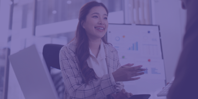 Profissional de marketing a analisar dados e a discutir estratégias de personalização para aproximar o marketing B2B das pessoas.