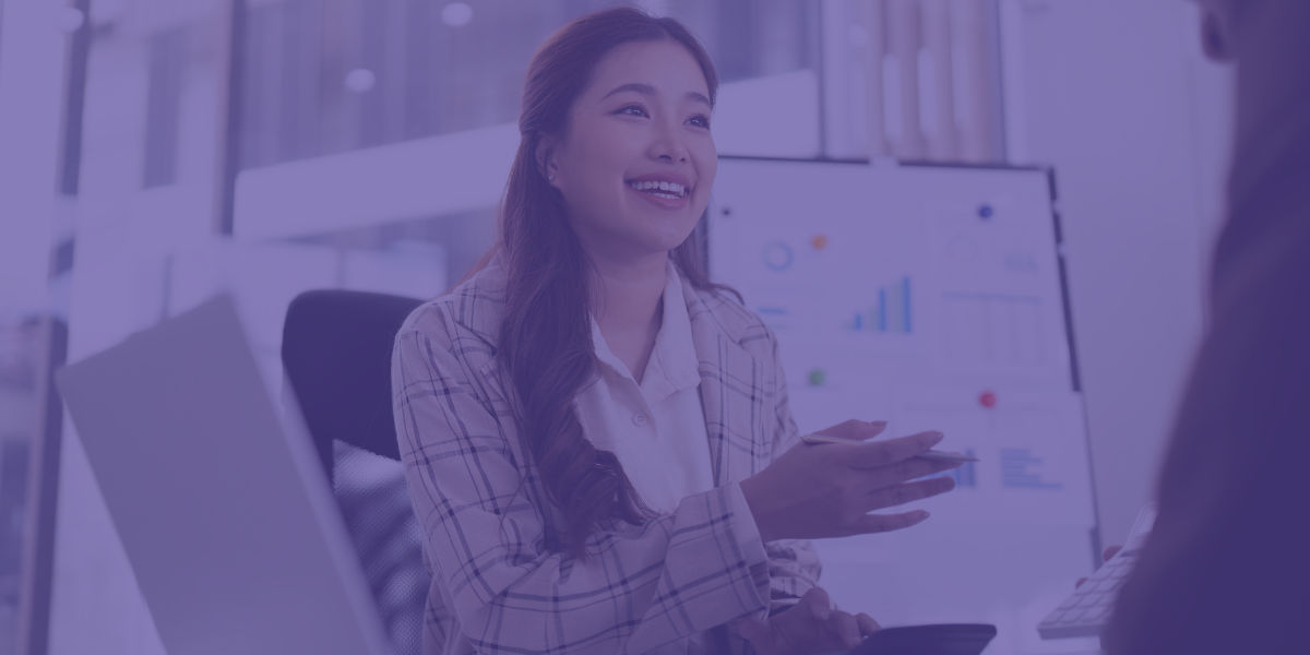 Profissional de marketing a analisar dados e a discutir estratégias de personalização para aproximar o marketing B2B das pessoas.